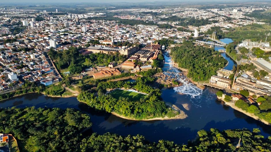 Vista aérea de ciudad con río y vegetación en la sala de chat de Salto