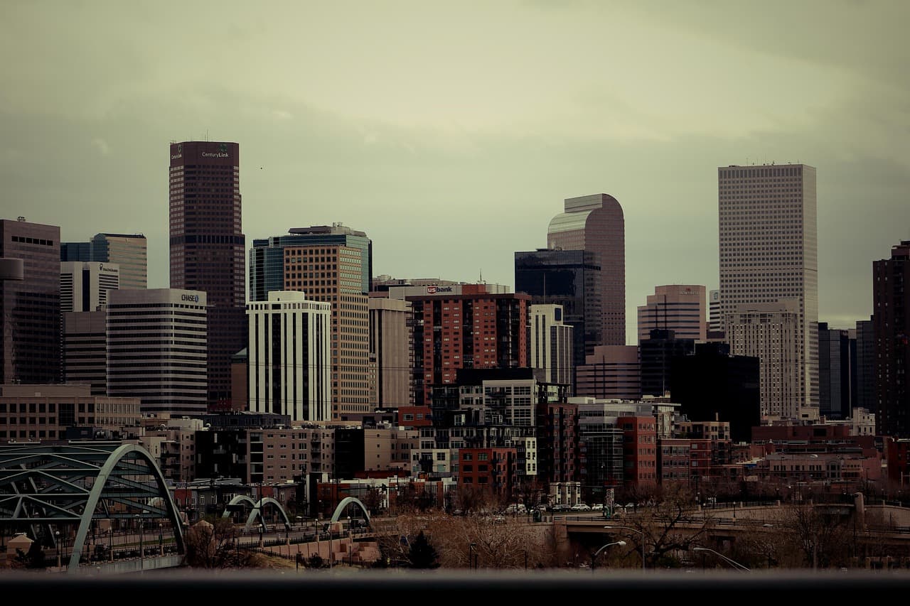 Horizonte de Denver bajo nubes, en el chat de Denver