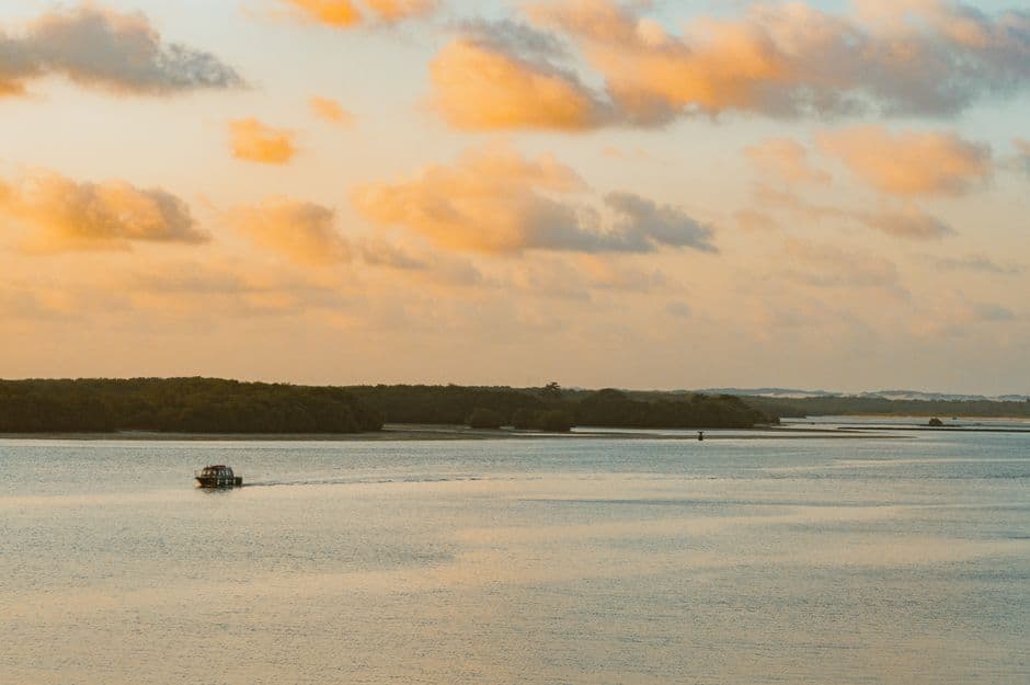 Una barca en aguas tranquilas durante el atardecer, en el chat de Río Grande del Norte
