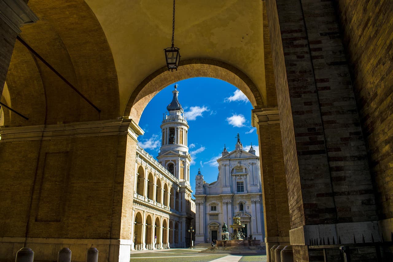 Basílica histórica con arquitectura religiosa, en el chat de Departamento de Loreto