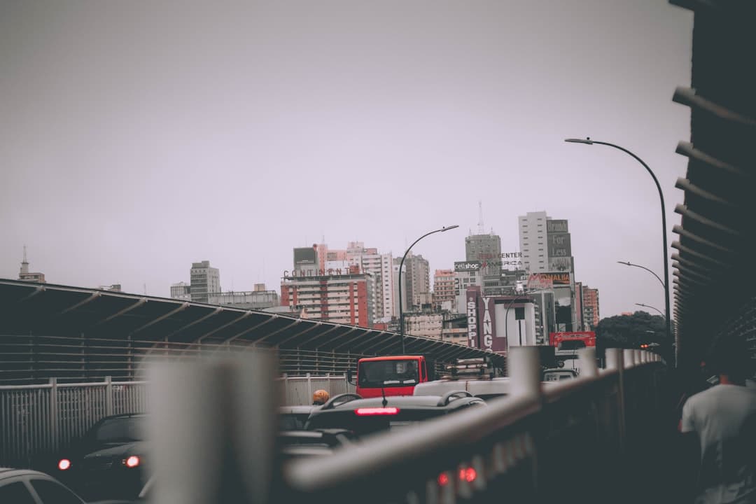 Tráfico intenso en el centro bajo cielo nublado, en el chat de Ciudad del Este