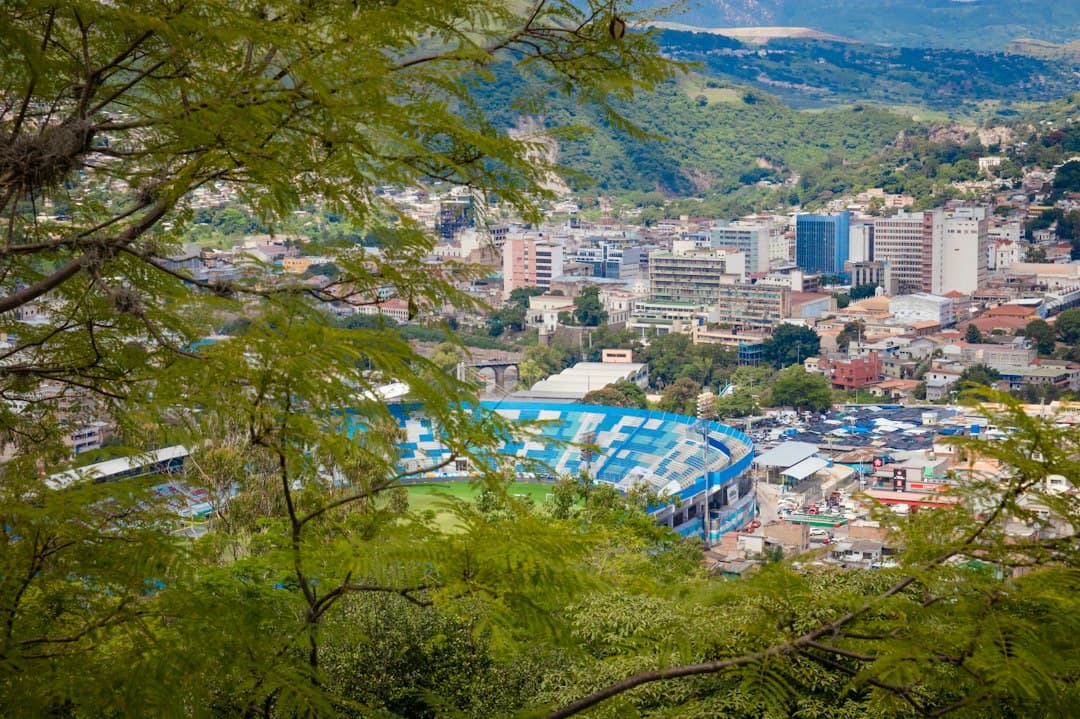 Vista de una ciudad desde lo alto de una colina, en el chat de Departamento de Valle