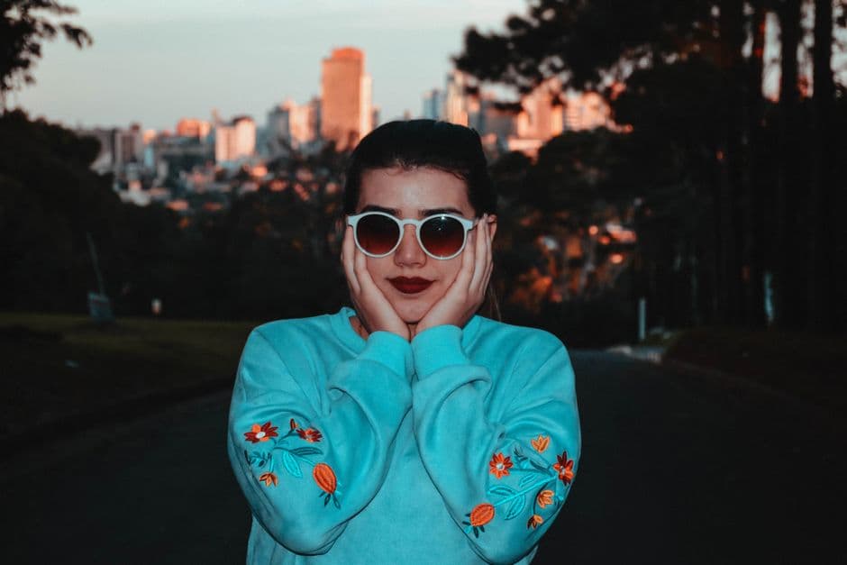 Mujer con gafas de sol y sudadera verde oscuro, en el chat de Departamento de Alto Paraná