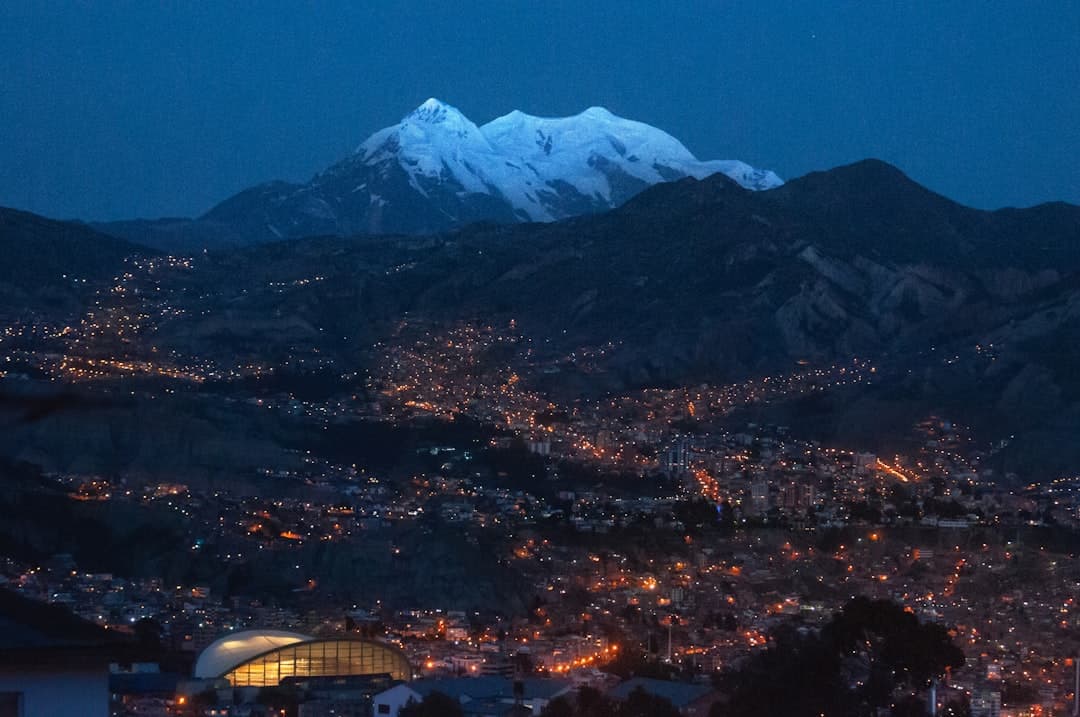 Montaña blanca y marrón bajo cielo azul, en la sala de chat de La Paz