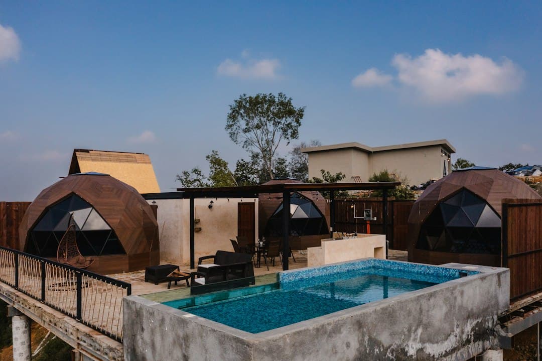 Piscina en un patio trasero junto a una valla de madera, en el chat de Montemorelos