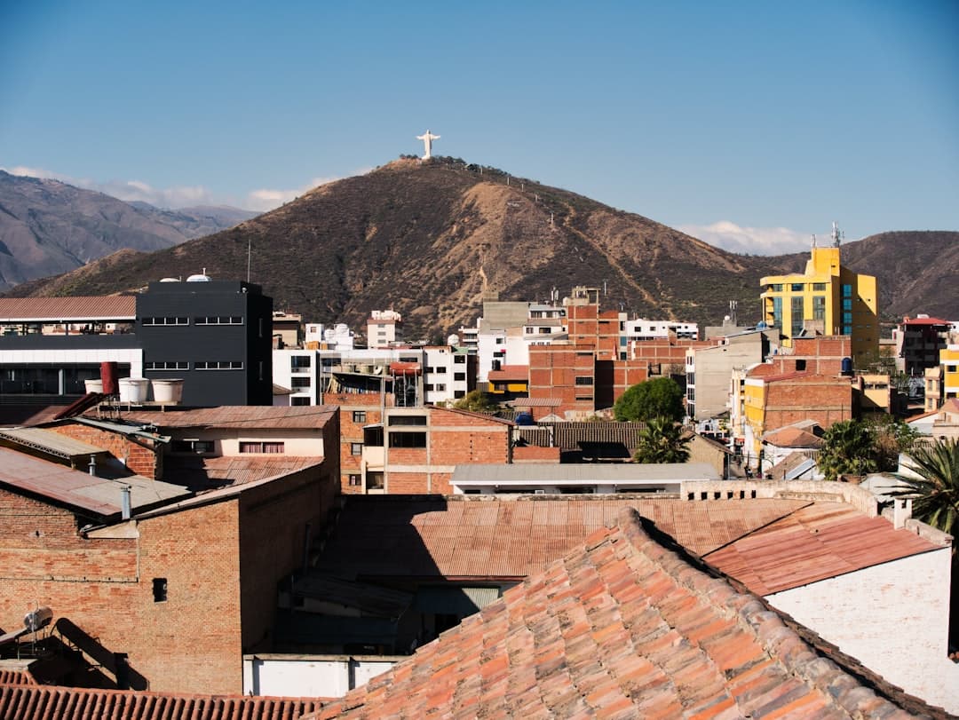 Vista de una ciudad rodeada de montañas al fondo, en la sala de chat de Cochabamba