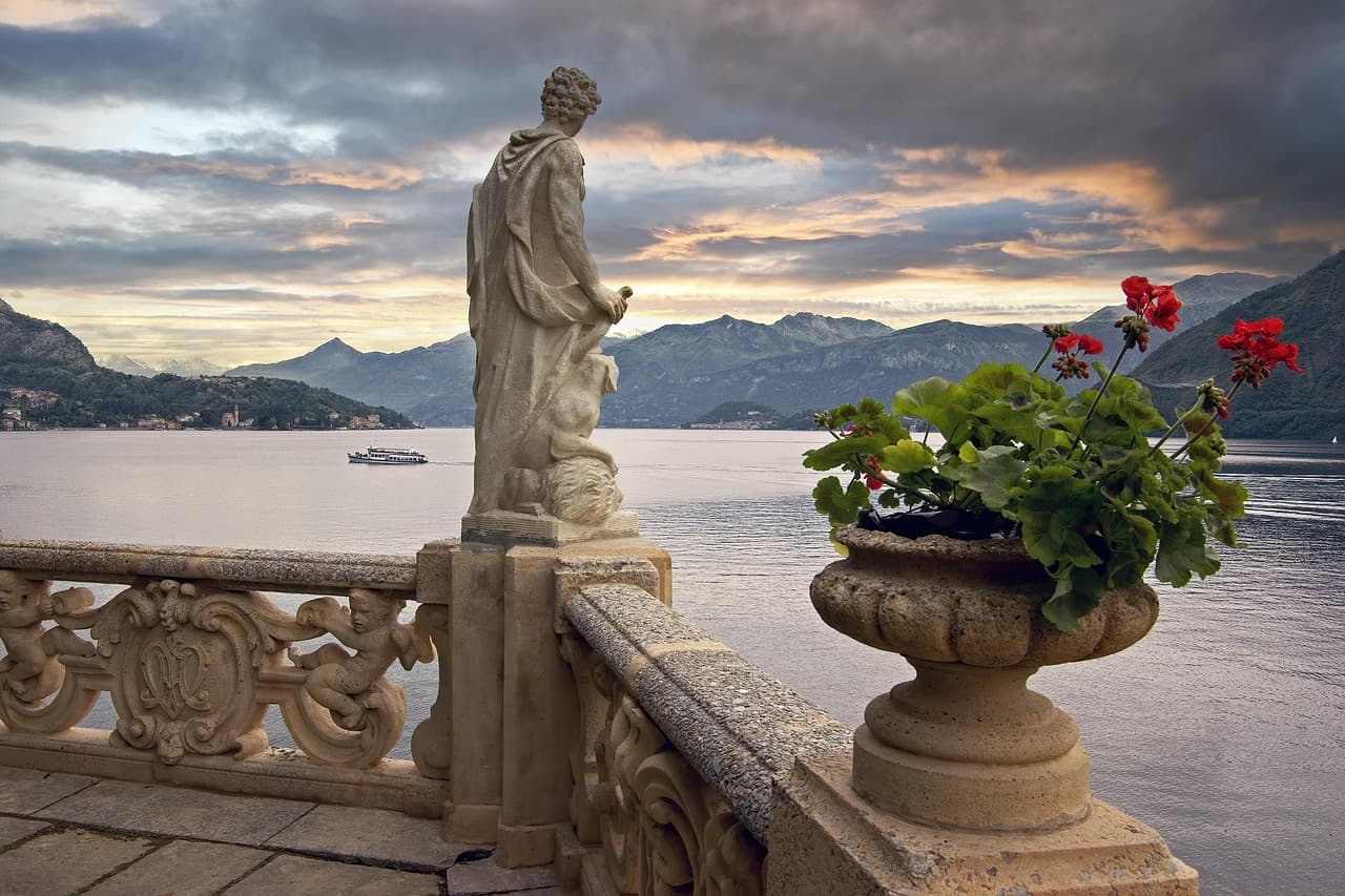 Terraza y estatua en un pueblo, en el chat de Villa del Río