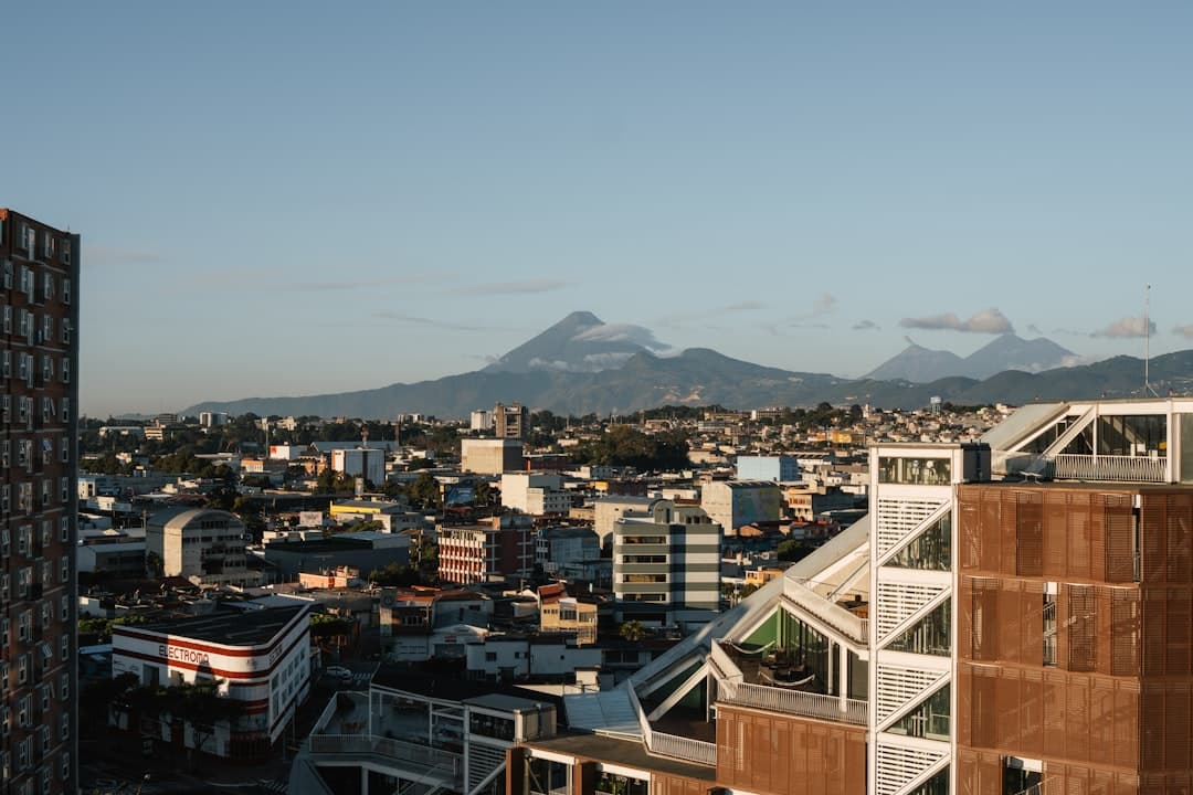Ciudad con rascacielos y montañas al fondo, en la sala de chat de Ciudad de Guatemala