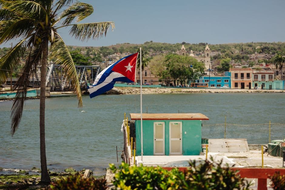 Escena colorida junto al agua en la costa, en el chat de provincia de Matanzas