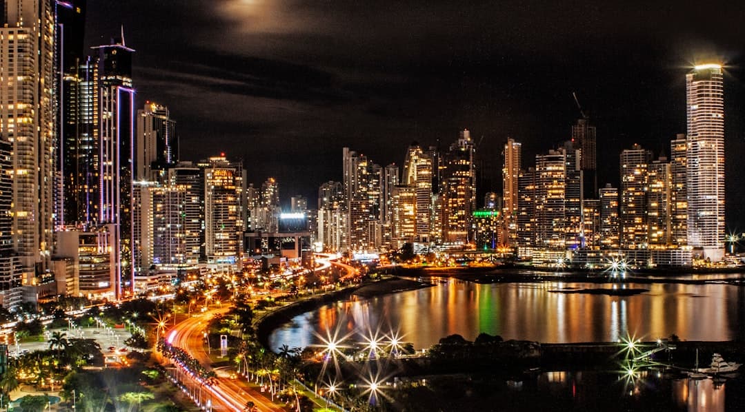 Luces de la ciudad y edificios de noche, en el chat de Ciudad de Panamá