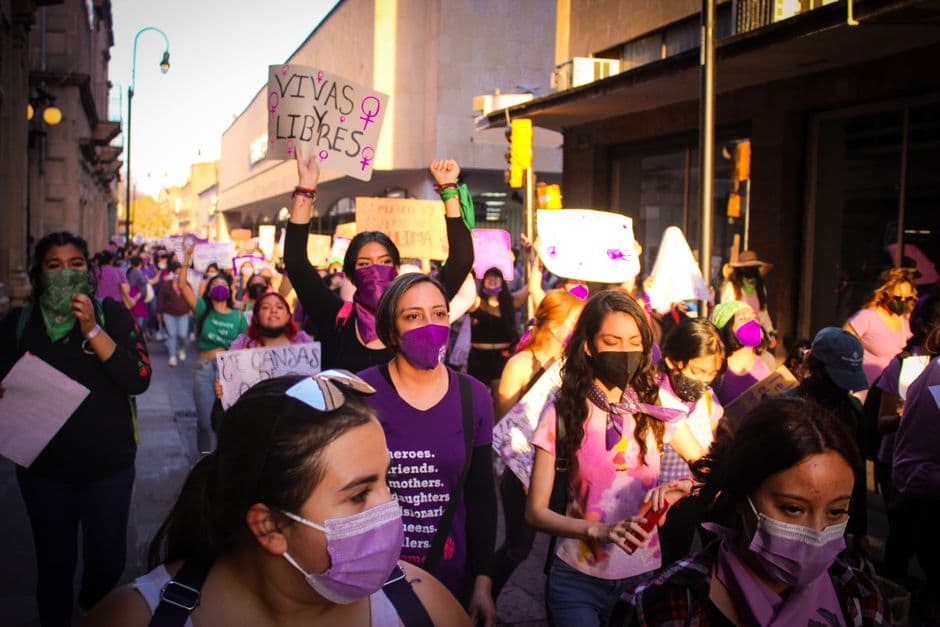 Grupo de personas caminando en la calle, en el chat de Libres