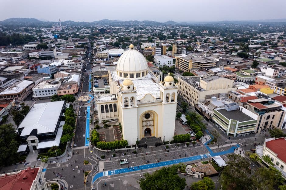 Vista aérea de la catedral de San Salvador, en el chat de San Salvador