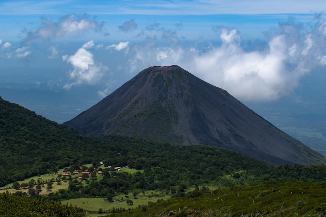 Vista de una montaña rodeada de nubes en el cielo, en el chat de Santa Ana