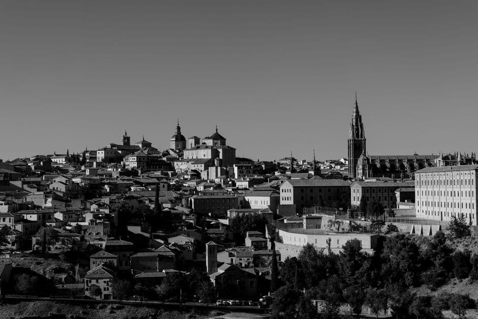 Vista panorámica del horizonte de una ciudad histórica, en el chat de Carral