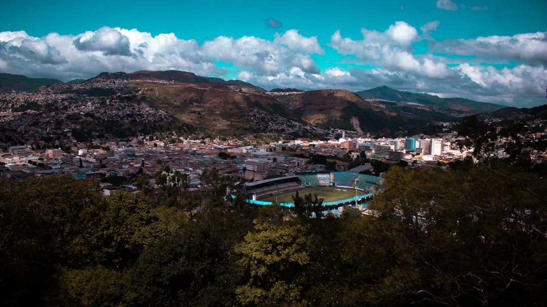 Vista aérea de Tegucigalpa al mediodía, en el chat de Tegucigalpa