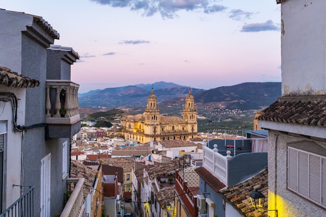 Ciudad con montañas al fondo, en la sala de chat de Jaén