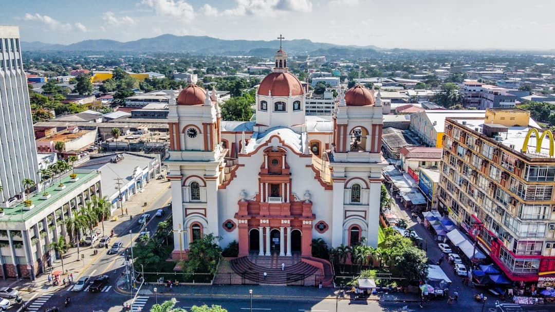 Edificio de hormigón blanco y marrón con ventanas visibles, en el chat de San Pedro Sula