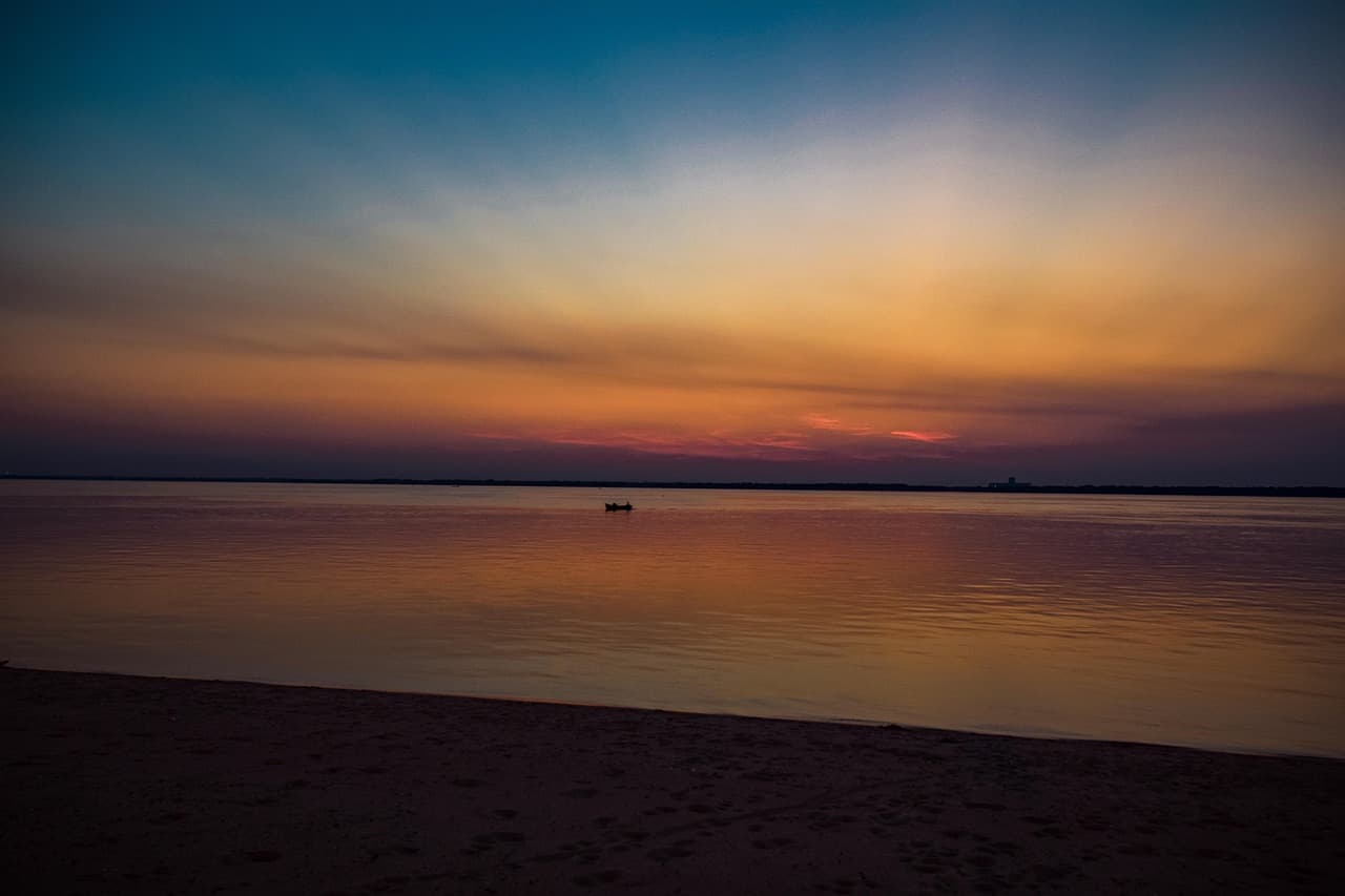 Río al amanecer, con orilla de arena y costa, en el chat de Provincia de Corrientes
