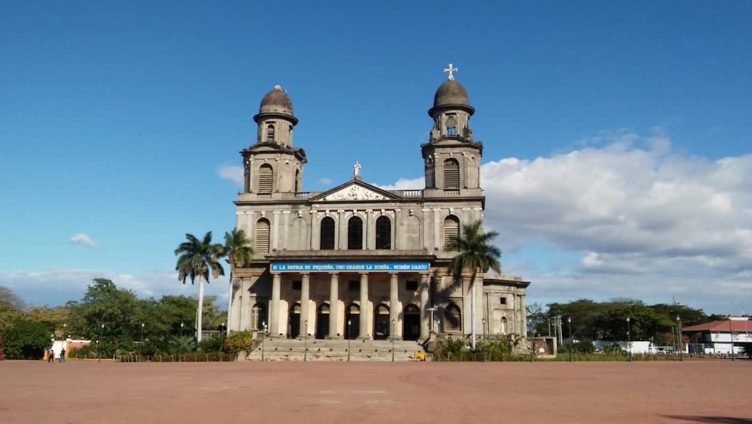 Gran edificio con dos torres en la cima, en la sala de chat de Managua