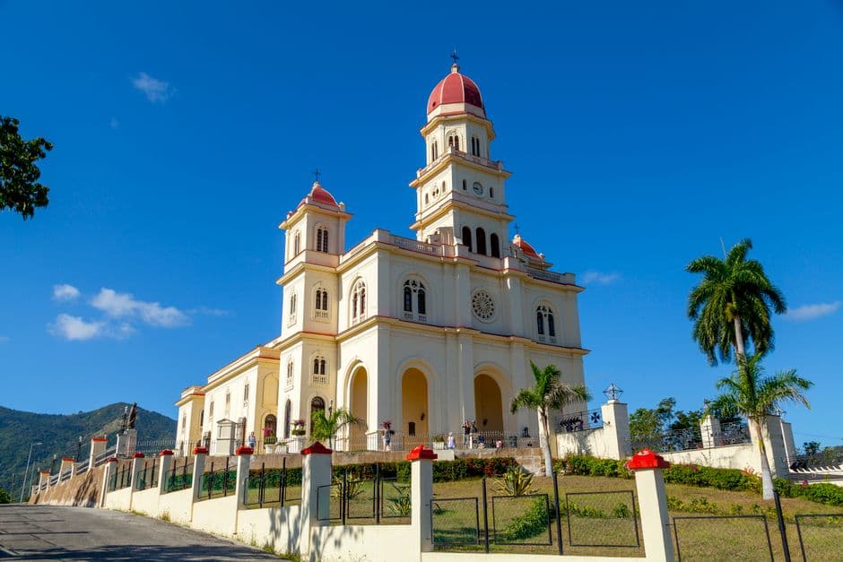 Basílica de Nuestra Señora del Cobre bajo sol, en la sala de chat de Santiago de Cuba