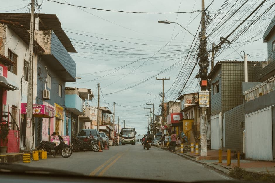 Calle animada con mucho movimiento, en el chat de Contagem