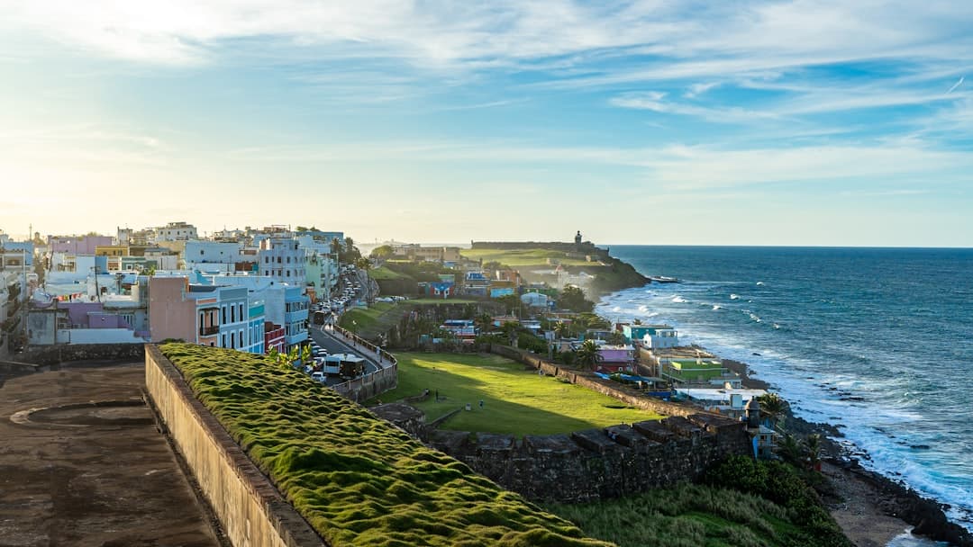 Ciudad junto al agua bajo el sol, en la sala de chat de San Juan