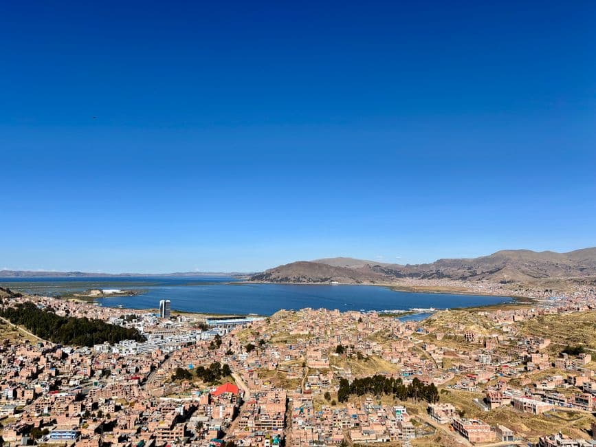 Vista del lago y de la ciudad de Puno, en el chat de Departamento de Puno