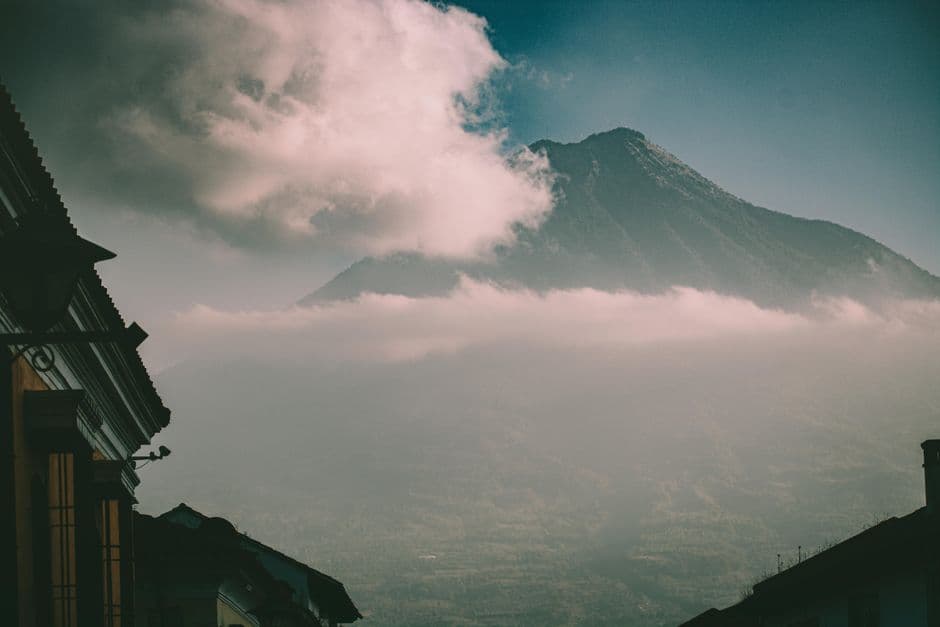 Nubes y un volcán en un paisaje natural, en la sala de chat de Cobán