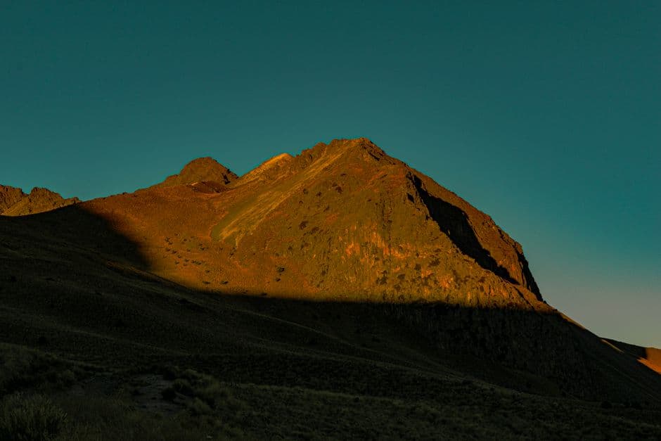 Colina en un desierto iluminada por el sol, en el chat de Vicente Guerrero