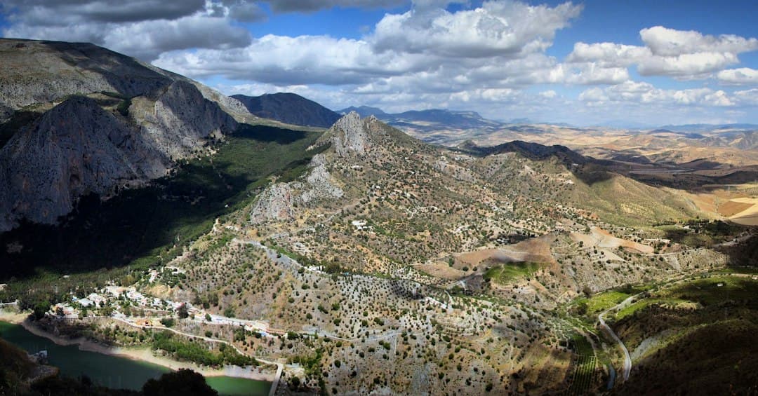 Vista de un valle con montañas al fondo, en el chat de Urduliz