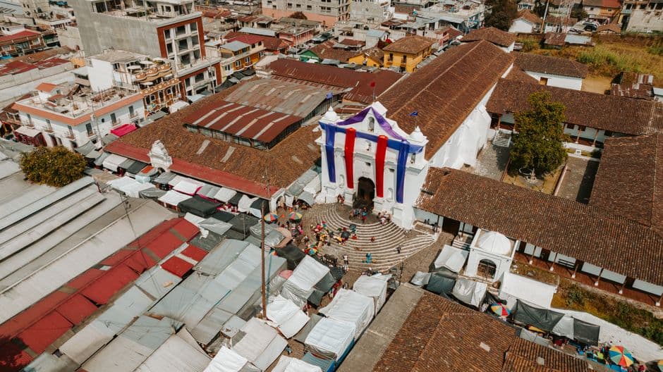 Fachada de la iglesia de Santo Tomás con torre, en la sala de chat de Chichicastenango
