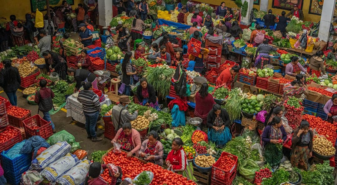 Multitud de personas reunida en un mercado, en el chat de Chichicastenango