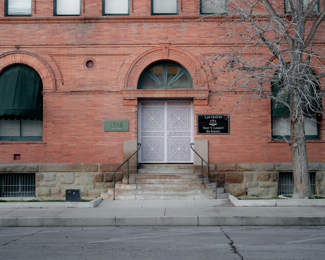 Edificio de ladrillo marrón con una puerta de madera marrón, en el chat de Bakersfield