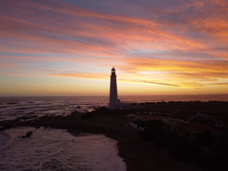 Faro junto al mar durante el atardecer, en el chat de Departamento de Río Negro