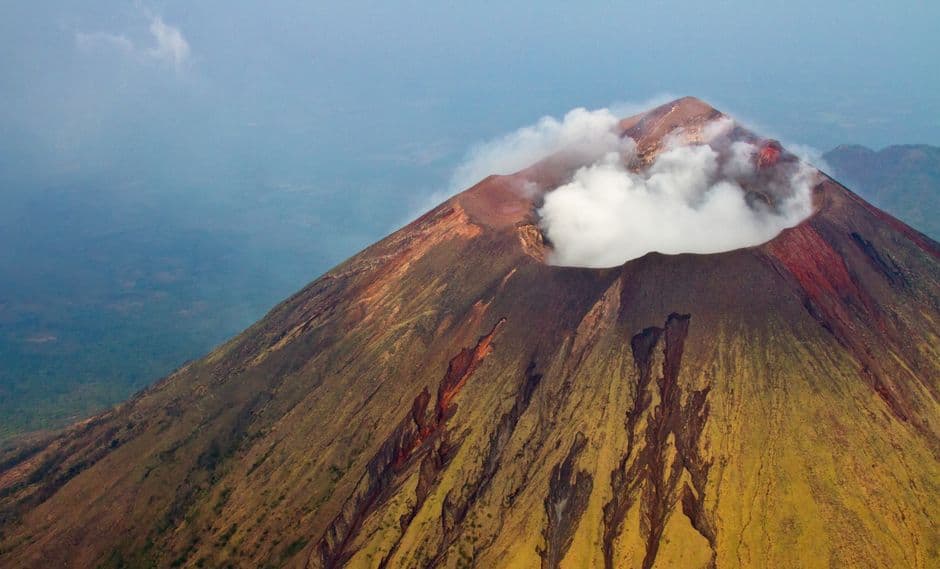 Volcán activo de color marrón, en el chat de Departamento de Chinandega