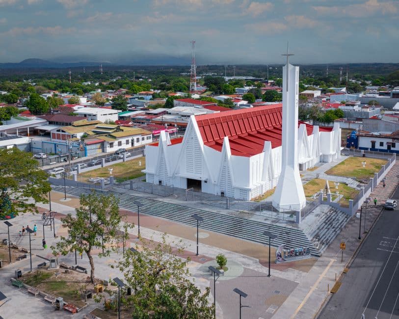 Vista aérea de una iglesia moderna en Liberia, en la sala de chat de Liberia