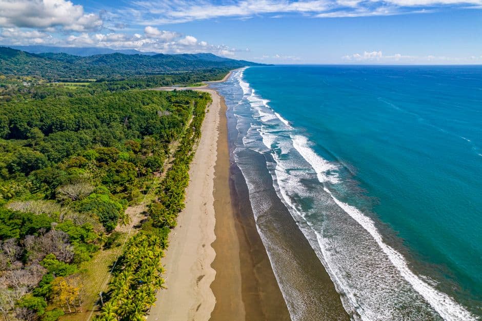 Olas rompen en la playa de Puntarenas, en la sala de chat de Puntarenas