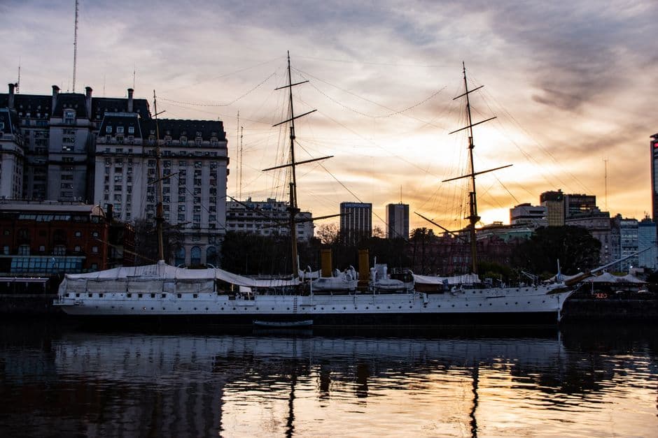 Barco anclado en puerto, en el chat de Sarmiento