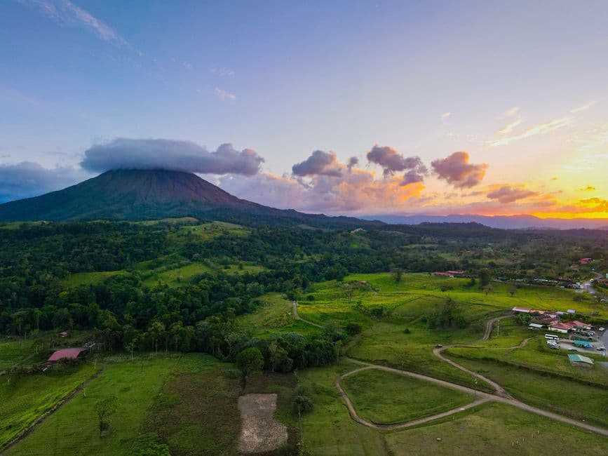 Volcán en un paisaje natural, en la sala de chat de Nicoya