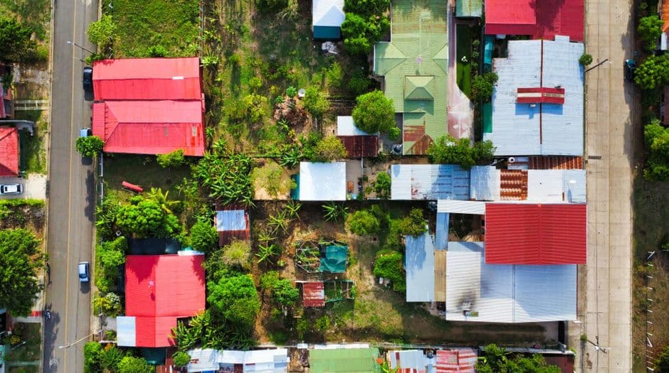 Vistas aéreas de casas y jardines en verano, en la sala de chat de Ciudad Quesada