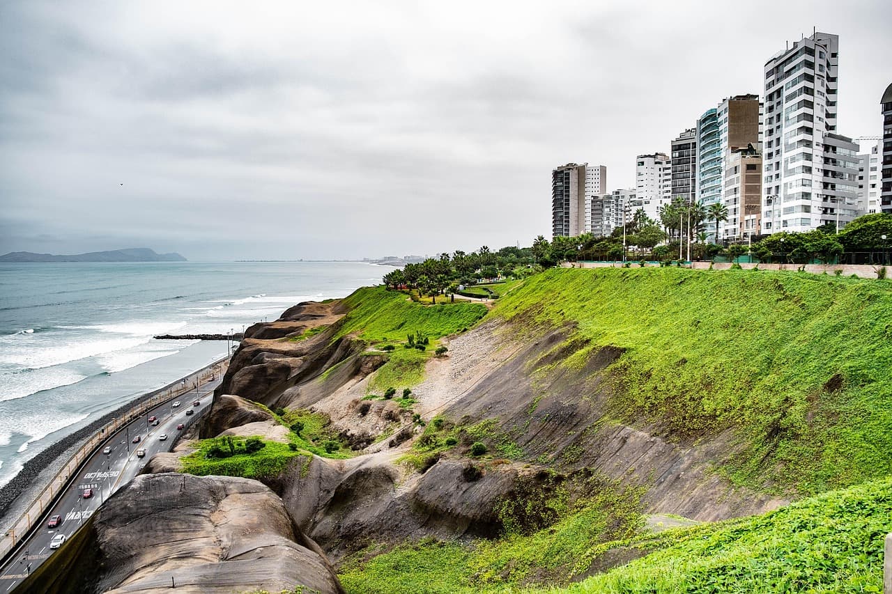 Edificios frente al mar en el litoral de Lima, en el chat de San Martín de Porres