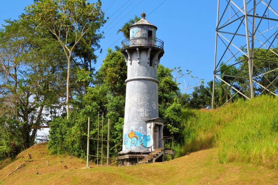 Faros y árboles en un paisaje verde, en la sala de chat de Santiago de Veraguas