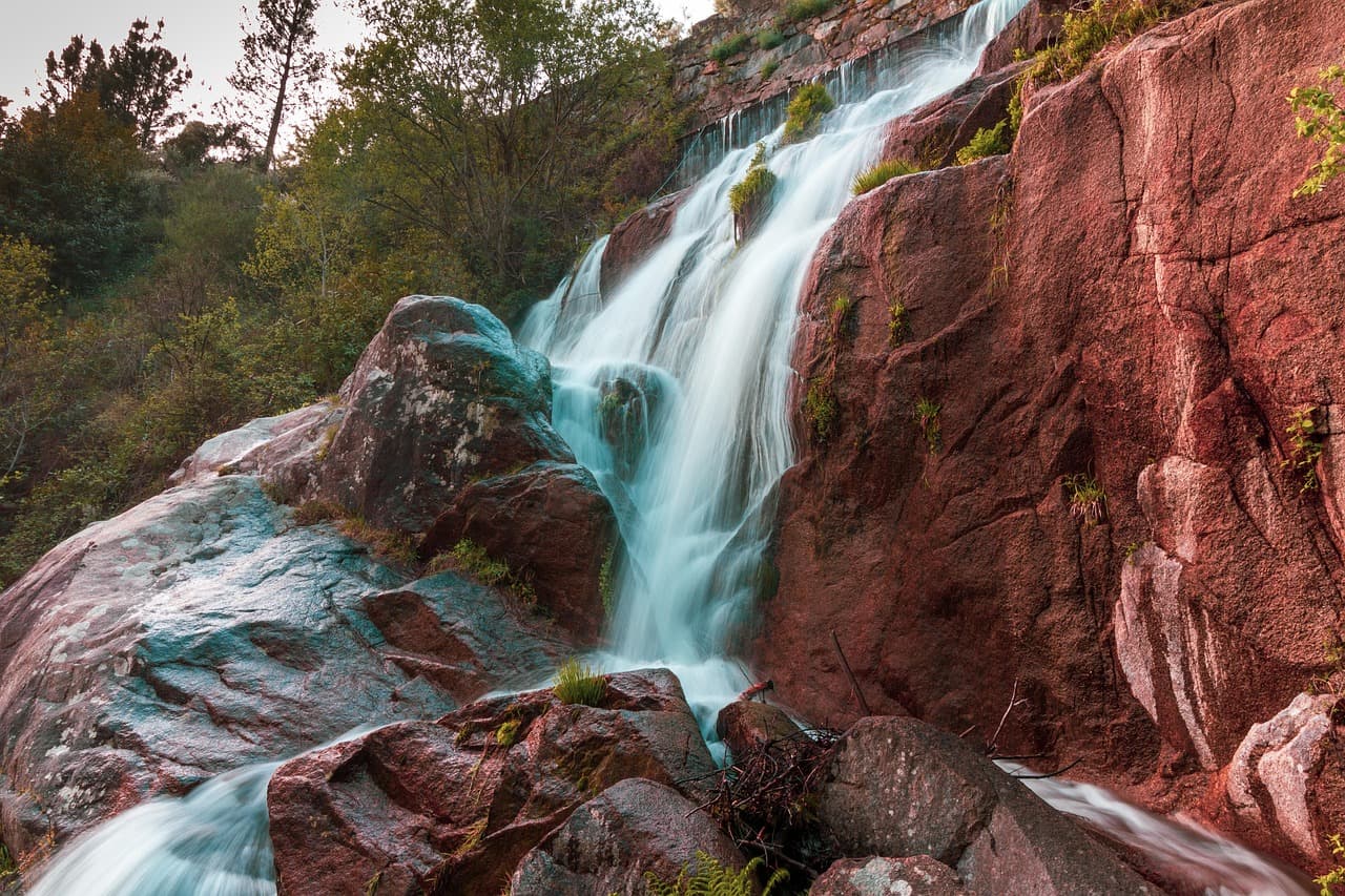 Cascada con arroyo entre las rocas, en el chat de Allariz