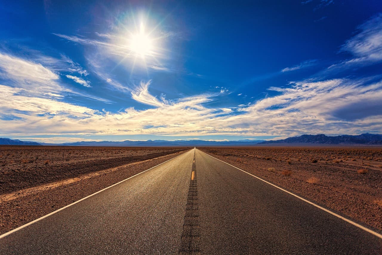 Carretera que cruza un desierto, en el chat de Borriol
