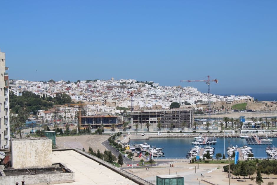 Vista aérea de un puerto y del paisaje urbano, en el chat de Tánger-Tetuán-Alhucemas