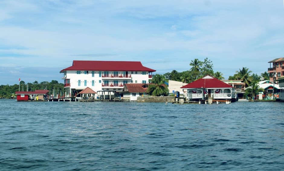 Pueblo costero con casas y barcas, en la sala de chat de Bocas del Toro