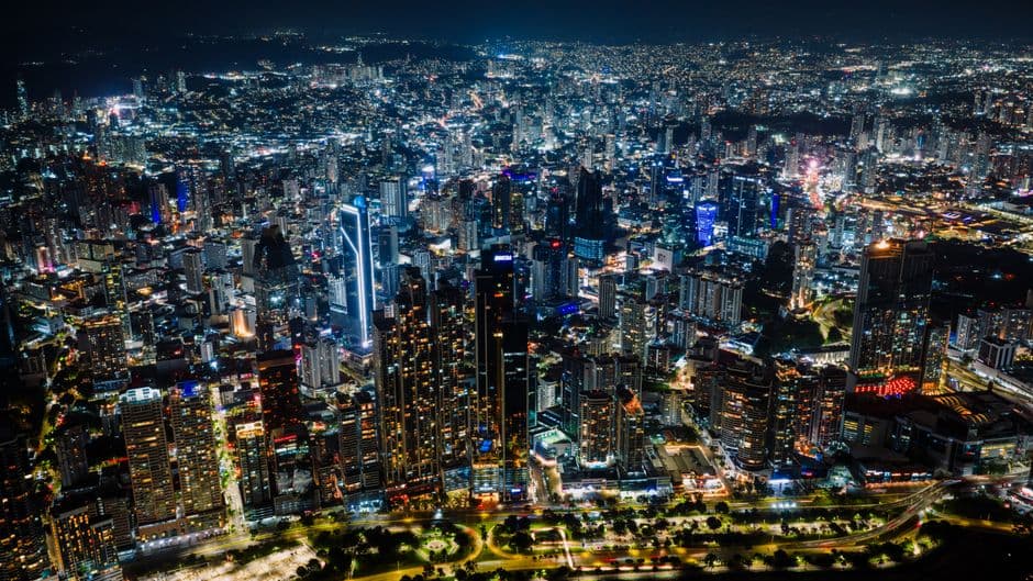 Vista aérea nocturna de la ciudad de Panamá, en la sala de chat de La Chorrera