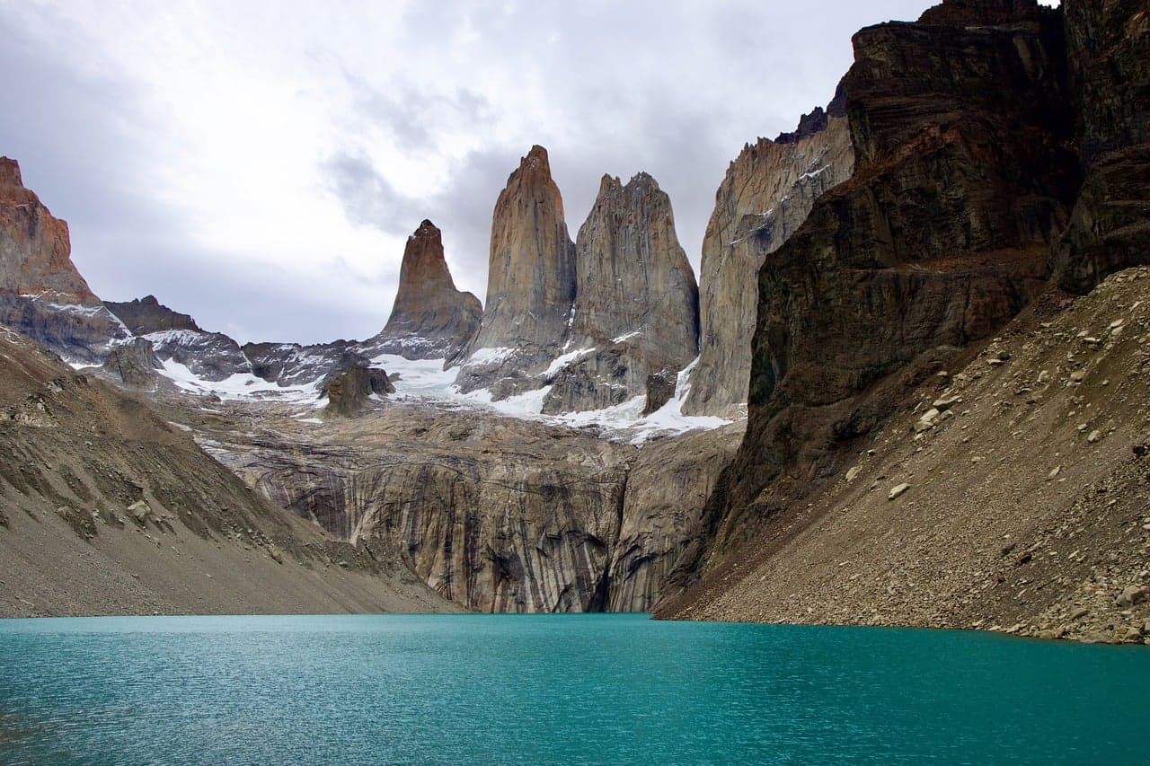 Lago de montaña con rocas y glaciar, en el chat de Zumpango del Río