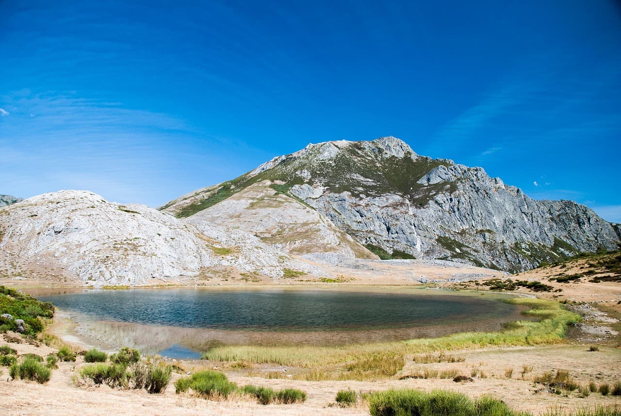 Laguna de montaña rodeada de cumbres, en el chat de León