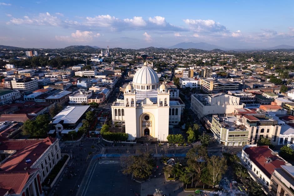 Vista aérea de una catedral, en la sala de chat de San Miguel